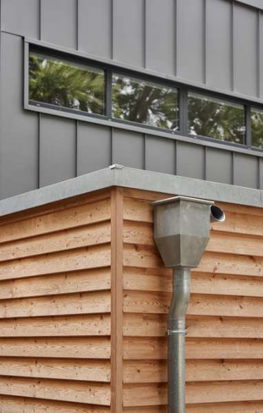 Stahlprofile und Holzschalung gestalten geschmackvolle Fassade, Geibelstraße 18, 23611 Bad Schwartau